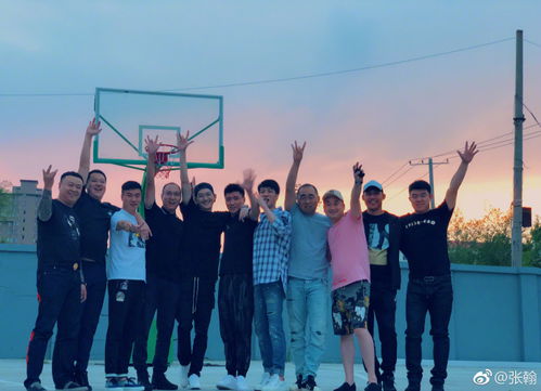 图片内容:一群高中生站在校园中合影留念