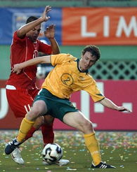 苏超比赛中球员激烈拼抢