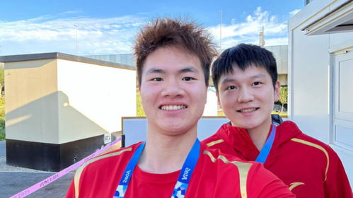 梁伟铿与粉丝互动合影