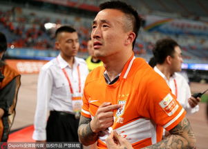 球迷观看比赛表情复杂