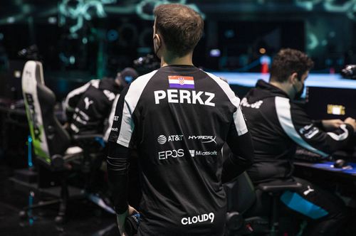 Perkz与队友庆祝胜利