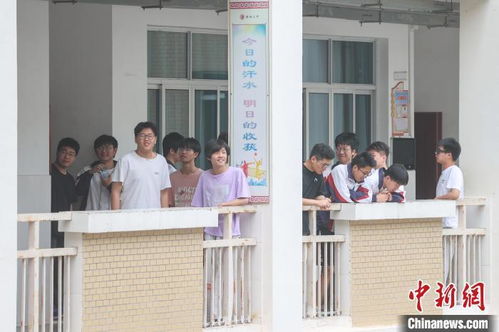 学生在课间放松聊天