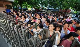 家长陪伴高考学生温馨画面