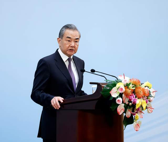 多国外交官在中国人民大会堂合影