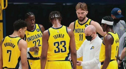 步行者球员场上讨论战术