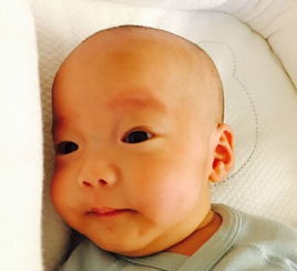 范玮琪抱着孩子露出笑容