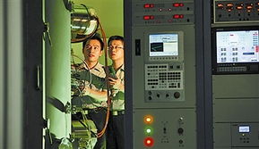 科研人员操作ADCP设备进行洋流观测