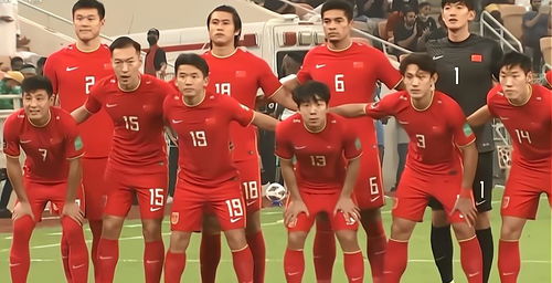 国足第86分钟一度后场倒脚1分钟，球迷炸锅：这是战术还是无奈？