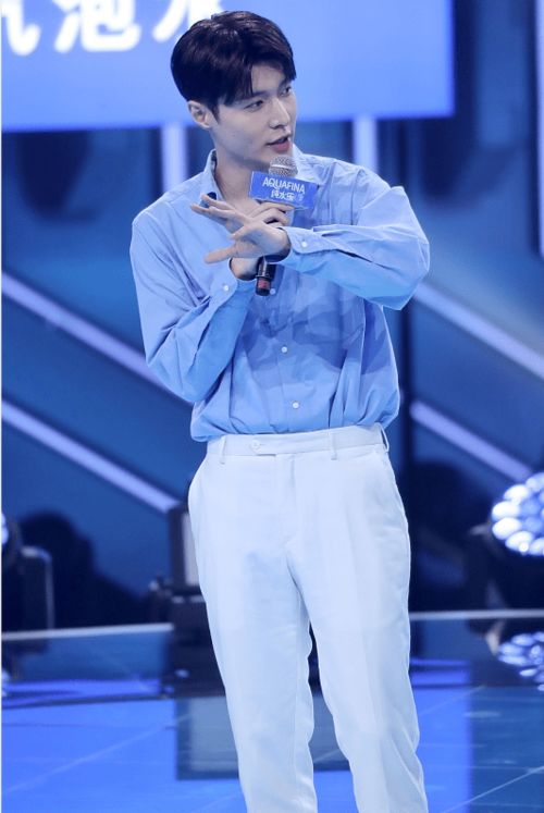 张艺兴身穿潮牌服装拍摄广告海报