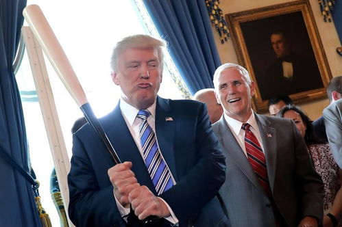 马斯克与特朗普在海湖庄园合影