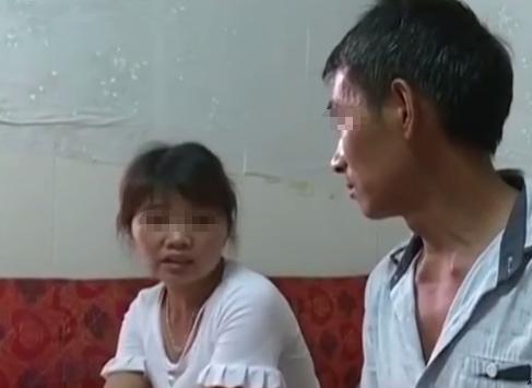 未领证妻子抱着孩子