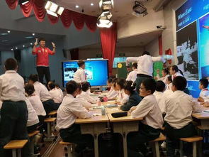 学生与老师在教室交流意见