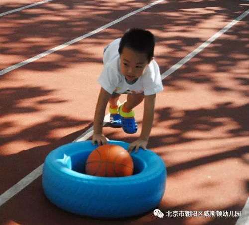 阳光下孩子们在一起开心地笑着