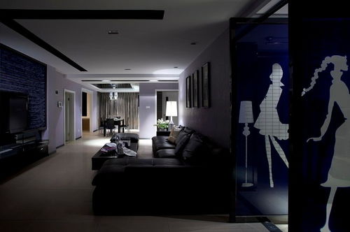 一个空荡的客厅和昏暗的灯光