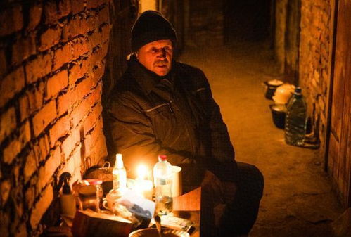 乌克兰民众在防空洞内生活