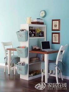 阳光洒在书桌上，文具整齐摆放