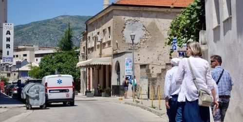 莫斯塔尔桥旁的老屋与弹痕