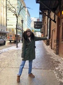 范玮琪在后台休息的照片