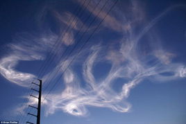 火箭发射后在空中留下的尾迹云现象