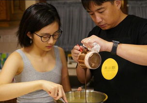 张震和女儿一起做蛋糕