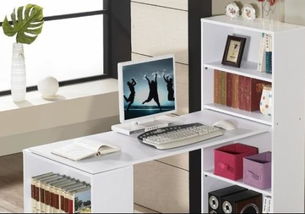 书桌上放着一本笔记本和一支钢笔