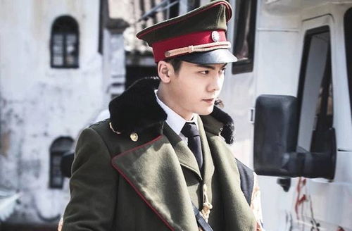 泽连斯基身穿战袍访问英国