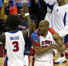 步行者球员在比赛中击掌庆祝