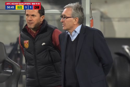 国足年轻球员胡荷韬防守失误瞬间