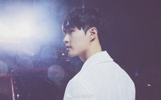 张艺兴在京东活动现场微笑挥手