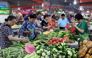 菜市场挑选新鲜西红柿的场景