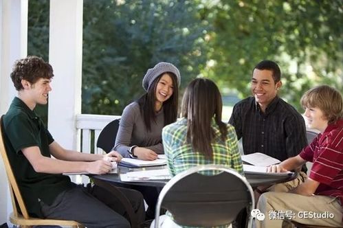 留学生在美国校园内讨论学习