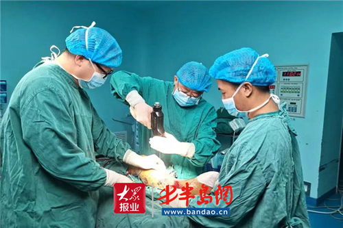 医院医护人员为毒蛇咬伤患者注射抗蛇毒血清