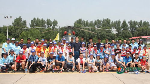 学生们手持粽子合影留念