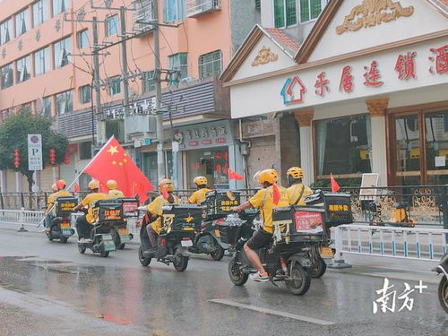 外卖骑手在城市街道骑行