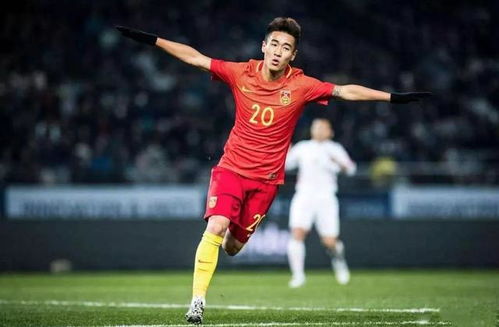 国足训练场上韦世豪带球突破