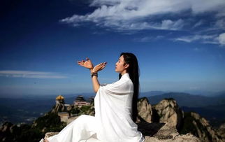 女子在悬崖边与玄尊对望的背影