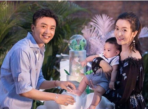 李晟与姐姐们互动的温馨画面