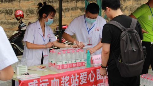 高考期间志愿者在考场外提供服务