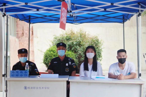 家长与老师在校门口挥手送别考生