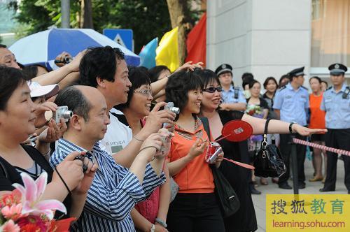 北京十八中考点外家长迎接考生