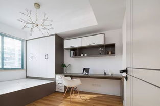 阳光透过窗户洒在办公桌上