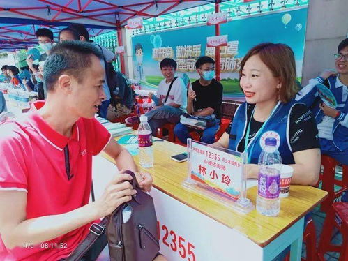 志愿者为陪考家长提供服务