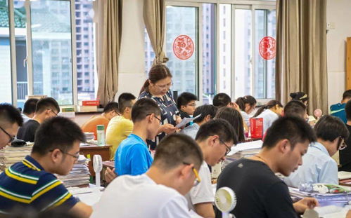 一群高三学生在教室复习