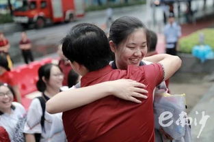 女老师在考场外为学生解答问题