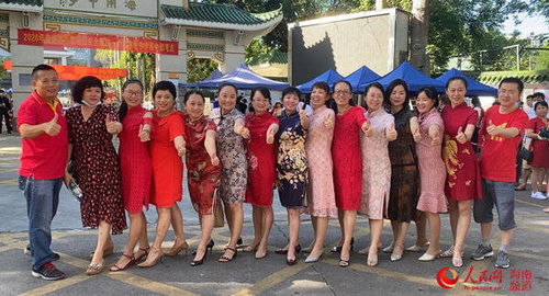 家长身穿红衣为孩子送考