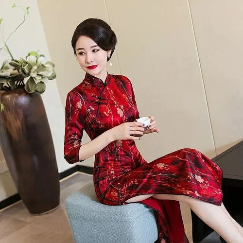 身穿红色旗袍的母亲们在考场外合影