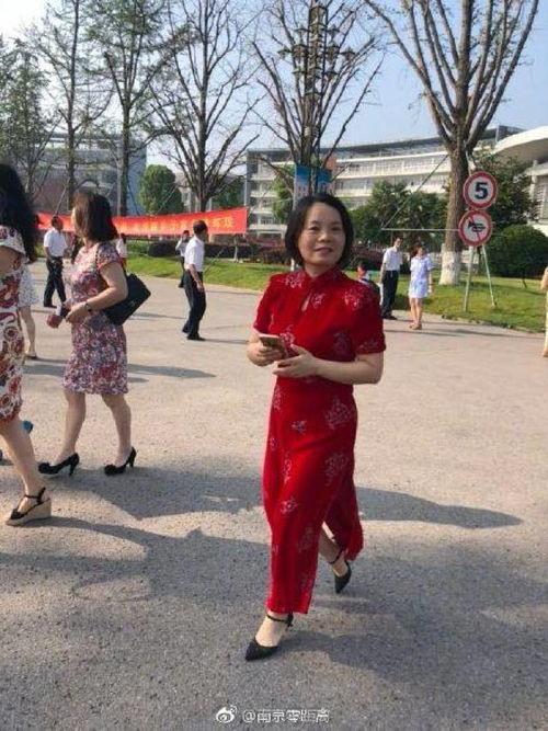 高考首日旗开得胜！家长花式送考，考生自信入场