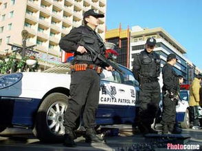 警察与市民在街头交谈