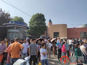 爱心车队接送考生前往考场