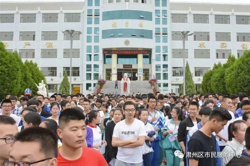 歙县考场外焦急等待的家长